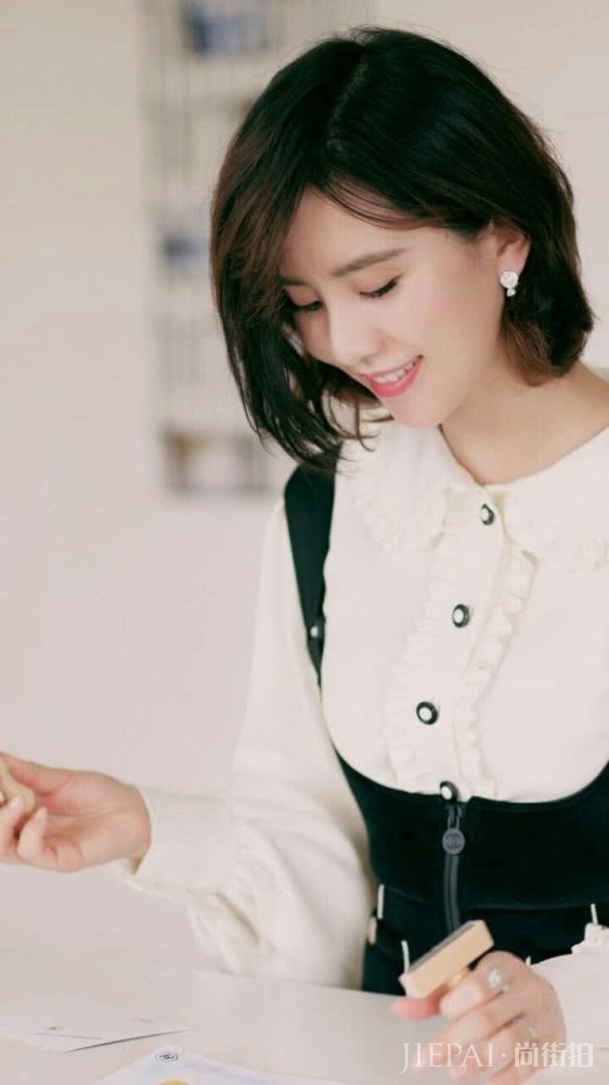 刘诗诗也太美了,波波头搭背带裤美到令人窒息